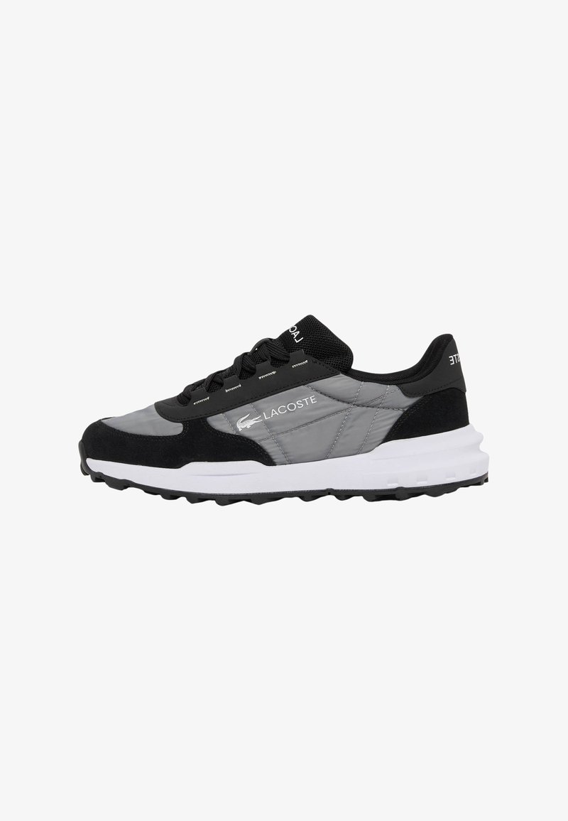 Baskets Lacoste noires et grises avec semelle blanche, languette en mesh, accents en daim, et fermeture à lacets, vues de côté extérieur.