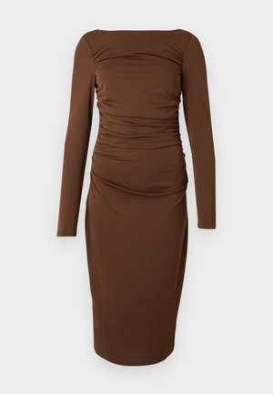 Abito marrone a maniche lunghe realizzato in tessuto elasticizzato, con dettagli arricciati sul corpetto e una silhouette aderente che termina a metà polpaccio.