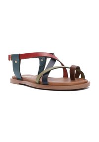 Sandalias de cuero multicolores con diseño de tiras cruzadas, que presentan tiras rojas, verdes, azul marino y marrón sobre una suela plana de color marrón claro.