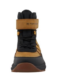 Sneaker alta con toma elastica in tessuto nero e dettagli in pelle marrone, design con lacci, colletto imbottito e suola in gomma testurizzata.
