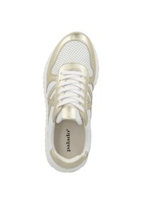Zapatilla blanca con detalles dorados, caja de puntera perforada, cordones planos, puntera redonda y suela blanca. Nombre de la marca "palado" visible en el interior.
