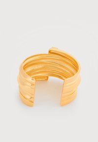 Βραχιόλι μανσέτα από χρυσό με πολλαπλές παράλληλες ρίγες, ανοιχτό σχέδιο, λεία υφή και γυαλιστερό φινίρισμα. Χωρίς ορατά εξαρτήματα ή διακοσμητικά.