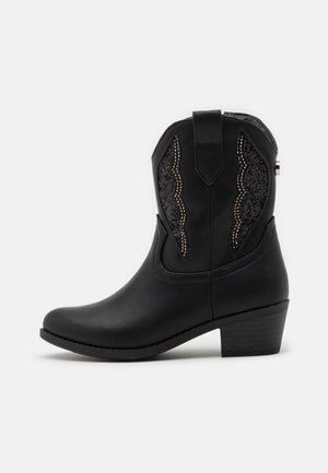 Botte de cowboy noire mi-mollet avec talon empilé bas, panneaux latéraux texturés décoratifs et boucle pour tirer en haut.