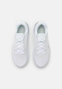 Nike Performance JOURNEY RUN - Scarpe da corsa su strada - white/pure platinum/metallic silver