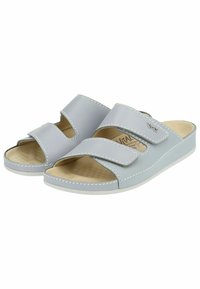 Sandalias de cuero gris con dos correas de Velcro ajustables, diseño de punta abierta y costuras blancas. Cuenta con un interior acolchado para mayor comodidad.