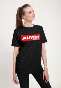 Černé bavlněné tričko s výraznou červenou grafikou a textem "ALLEYCAT" v bílém stylu spreje, kulatý výstřih, krátké rukávy.
