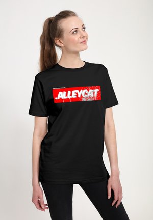 Černé bavlněné tričko s výraznou červenou grafikou a textem "ALLEYCAT" v bílém stylu spreje, kulatý výstřih, krátké rukávy.