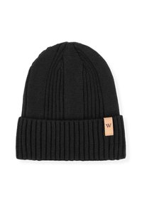 Černá pletená čepice s žebrovanou texturou, s přeloženým lemem a malou obdélníkovou koženou známkou s písmenem "W" na boku.