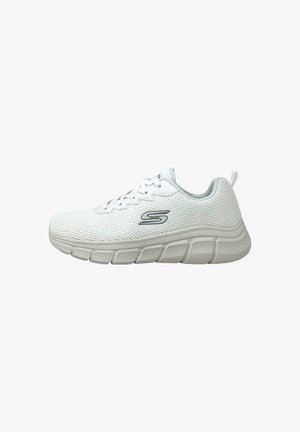 Białe siateczkowe buty do biegania z szarą podeszwą, sznurowanym zapięciem, pętelką na pięcie oraz srebrnym logo "S" z boku.