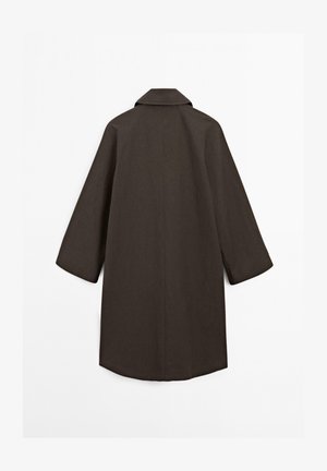 Manteau long, marron, surdimensionné avec un col et des manches larges, présentant une texture lisse et une coupe droite, vu de dos.