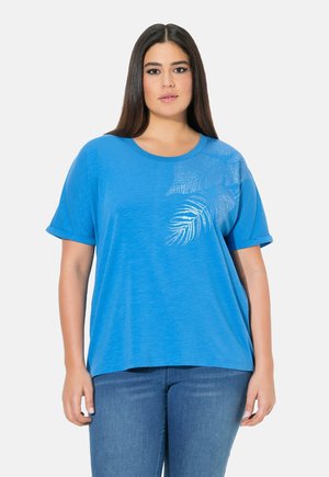 Camiseta de manga corta azul, hecha de una tela suave, con un diseño texturizado de hoja de palma en plata en la parte delantera, cuello redondo y corte relajado.
