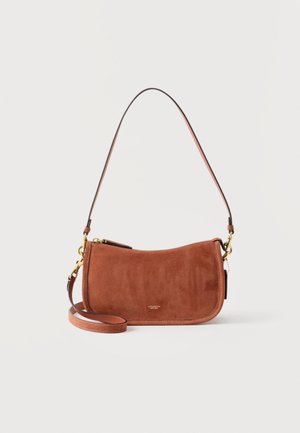 Καφέ τσάντα ώμου από σουέντ με χρυσά μεταλλικά στοιχεία, κοντό λουράκι, αποσπώμενο μακρύτερο λουράκι και μικρό λογότυπο Coach στη μέση μπροστά.