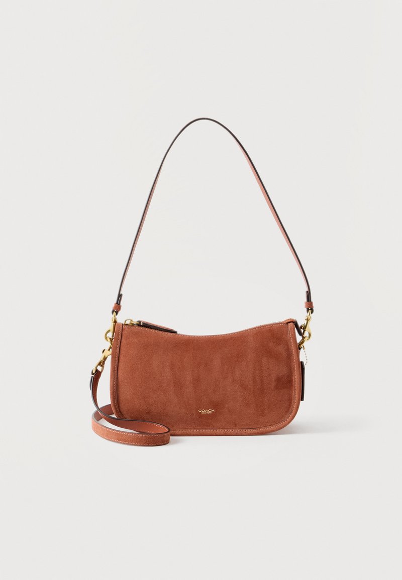 Καφέ τσάντα ώμου από σουέντ με χρυσά μεταλλικά στοιχεία, κοντό λουράκι, αποσπώμενο μακρύτερο λουράκι και μικρό λογότυπο Coach στη μέση μπροστά.