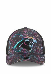 Schwarze Cap mit buntem Farbspritzmuster, mit gesticktem schwarzen Panther-Logo auf der Vorderseite. Strukturiertes Design mit gebogenem Schirm.
