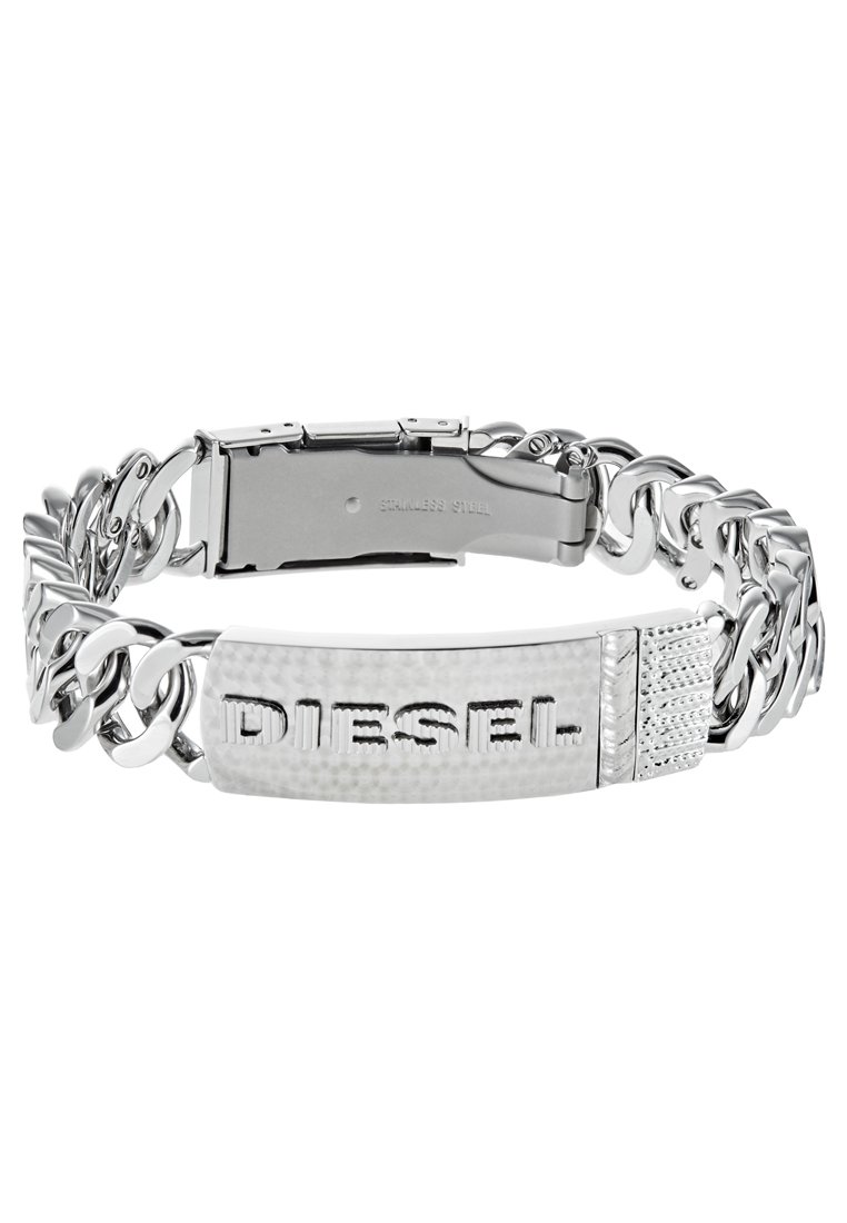 Bracelet en acier inoxydable avec maillons entrelacés, présentant une plaque centrale texturée gravée "DIESEL" et une fermeture à clip.