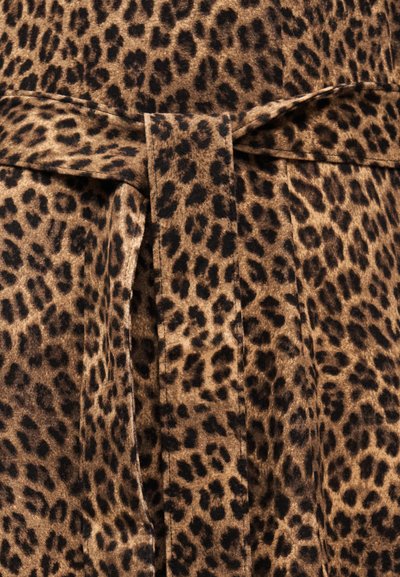 Ύφασμα με μοτίβο λεοπάρ με συνδυασμό ανοιχτού καφέ και μαύρων κηλίδων· διαθέτει ζώνη δεμένη και λείο υφή.