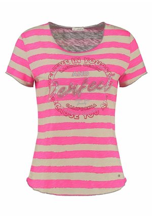 Gestreept shirt in roze en beige, met een ronde hals, korte mouwen en metalen tekstdetails in het midden.