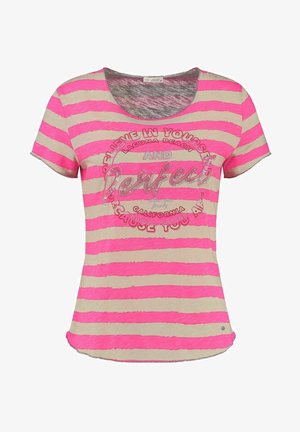 Raidallinen paita vaaleanpunaisena ja beigeä, jossa pyöreä kaula-aukko, lyhyet hihat ja keskellä metallinen tekstikoriste.