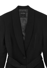 Blazer nero realizzato in tessuto liscio con colletto a scialle, chiusura con un bottone e una cintura coordinata in vita. Design classico.