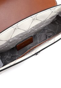 Borsa a tracolla in pelle marrone con un interno bianco testurizzato, caratterizzata da un motivo geometrico. Include un'etichetta marrone all'interno.