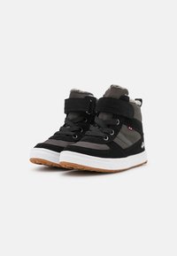 Czarno-szare buty wysokie, wykonane z zamszu i materiałów tekstylnych, z białą gumową podeszwą, z rzepem oraz futrzanym wykończeniem przy kołnierzu.