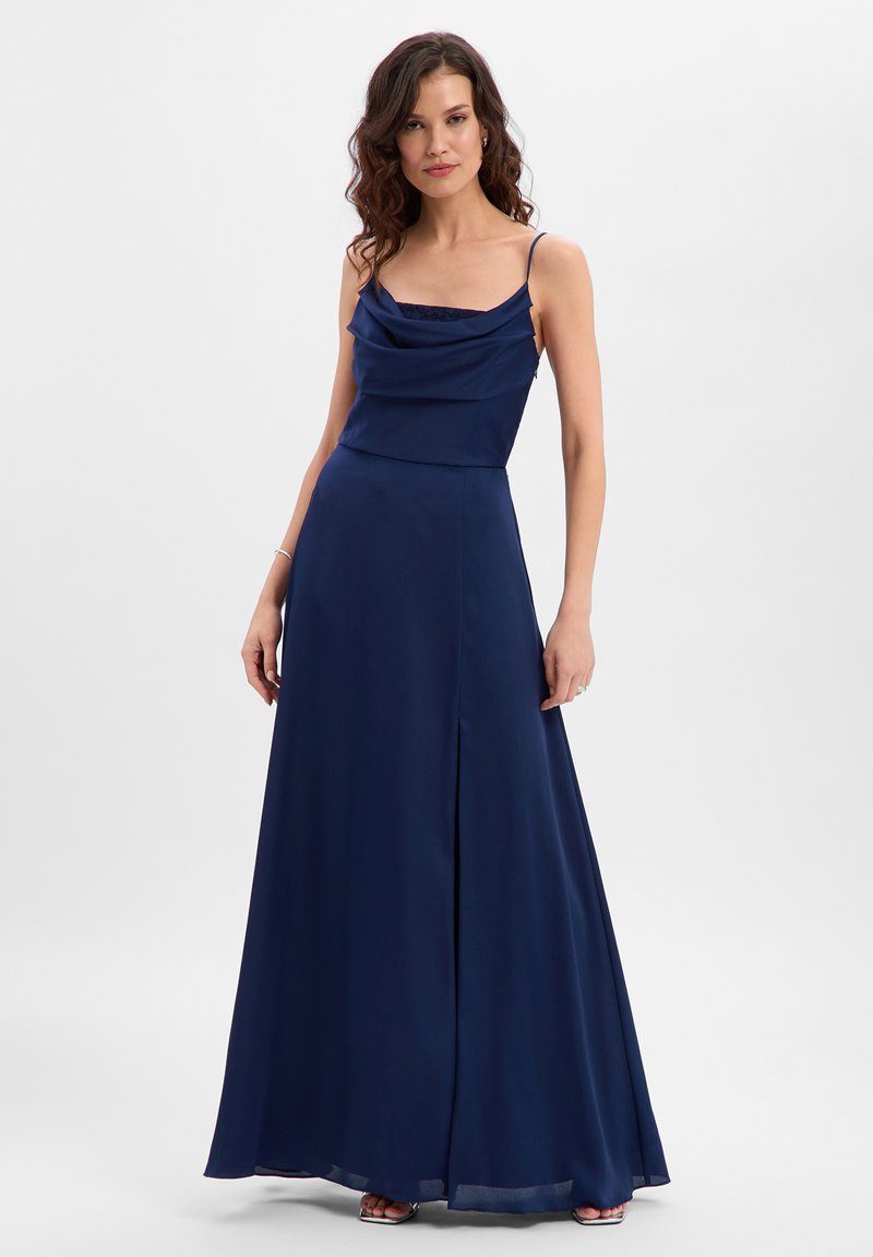 Robe de soirée bleu marine avec un décolleté drapé en col bénitier, des bretelles spaghetti et une fente à l'avant. Confectionnée en tissu lisse, fluide jusqu'au sol.