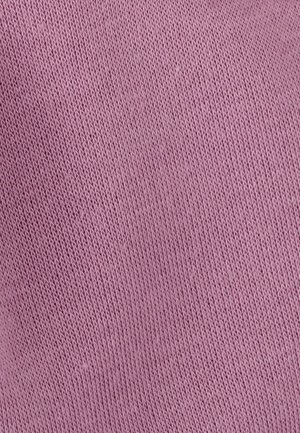 Tessuto lavorato a maglia in un morbido colore lavanda. Presenta una trama fine con un motivo uniforme, mostrando una leggera elasticità e una sensazione di leggerezza.