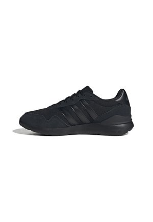 Scarpa da ginnastica Adidas nera con tomaia in mesh e pelle scamosciata, chiusura con lacci, tre strisce laterali e suola ammortizzata, vista laterale.
