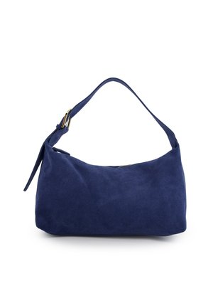 Sac à bandoulière en daim bleu marine avec une sangle unique et une boucle dorée sur fond blanc.