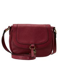 Borsa a tracolla in pelle cremisi con chiusura a pattina, tracolla regolabile e dettagli in hardware color oro. Superficie texturizzata con cuciture laterali.