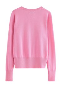 Vaaleanpunainen neulepusero, jossa on pyöreä pääntie, resorit hihansuissa ja helmassa. Sujuva pinta ja yksinkertainen muotoilu ilman näkyviä logoja tai kuvioita.