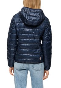 Granatowa pikowana kurtka typu puffer z poziomą teksturą pikowania, przyszytym kapturem i pomarańczowym akcentem na dole. Materiał wydaje się błyszczący i ocieplany.