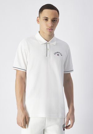 Weißes Poloshirt aus Baumwolle mit Kragen, Zwei-Knopf-Leiste und schwarzen Streifenakzenten an den Ärmeln. "Champion"-Logo auf der Brust gestickt.