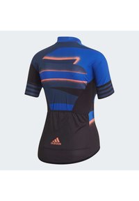 Tričko s krátkým rukávem sportovního vzhledu s modro-černým vzorem, obsahující oranžové akcenty a logo Adidas. Vyrobeno ze světlého, prodyšného materiálu.