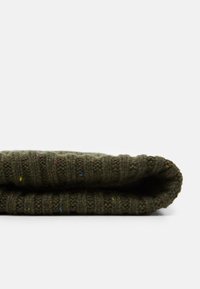 Barbour CARLTON FLECK BEANIE SCARF SET - Kootud müts - olive