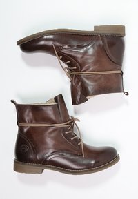 Braune Lederstiefeletten mit runder Spitze, Schnürdesign und genähten Details. Enthält ein weiches Innenfutter und eine flache Sohle.