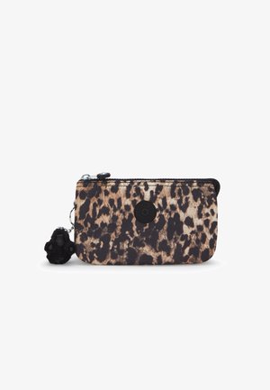 Pochette zippée en toile imprimée léopard avec des accents noirs. Dotée d'un patch logo rond et d'un petit charm en forme de gorille noir attaché.