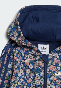 Bloemen zip hoodie met een blauwe basis; heeft een kleurrijk bloemenpatroon, een marineblauwe capuchon en een Adidas-logo label bij de nek.