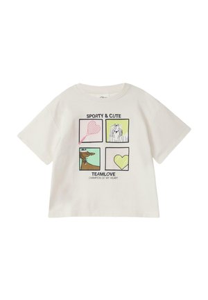 Weißes kurzärmeliges Hemd mit vier Quadraten, die einen pinkfarbenen Tennisschläger, einen flauschigen Hund, einen braunen Hund und ein gelbes Herz zeigen, dazu sportlicher Text und Team-Schriftzug.