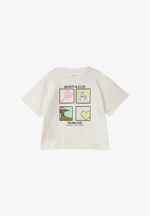 Chemise blanche à manches courtes avec quatre carrés affichant une raquette de tennis rose, un chien duveteux, un chien brun et un cœur jaune, avec les mots sport et équipe.