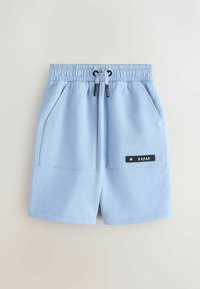 Pantaloni scurți din bumbac albastru deschis, cu talie elastică, șnur, două buzunare laterale și un detaliu cu etichetă neagră pe buzunarul drept.