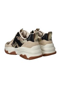 Sneakers met een chunky witte zool, beige suede en zwarte textuuraccenten met dierenprint. Trekstrip aan de hak voor gemakkelijke draagbaarheid.