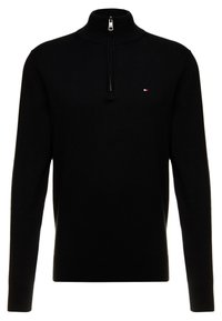 Maglione nero a maglia con colletto alto e chiusura a mezza zip, con un piccolo logo in rosso, bianco e blu sul petto sinistro.