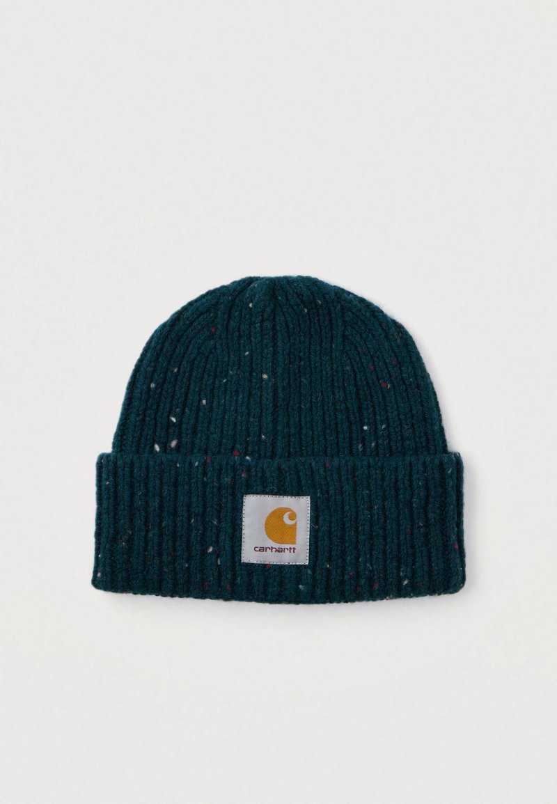 Beanie lavorato a maglia verde scuro con risvolto e patch rettangolare bianco che presenta un emblema giallo e il testo "Carhartt".