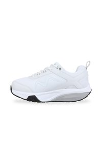 Zapatilla deportiva blanca con parte superior de malla y sintético, parte delantera con cordones, cuello acolchado y suela de goma negra con un patrón de agarre texturizado.