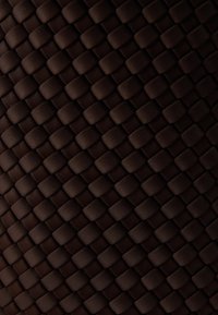 Υφαντό καφέ ύφασμα με υφή και πλεκτό σχέδιο με ορθογώνια μοτίβα, προσφέροντας μια στιβαρή και περίπλοκη εμφάνιση.