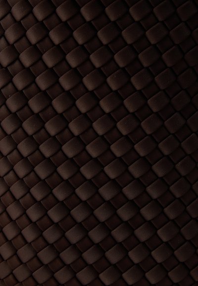 Tessuto marrone intrecciato con un design testurizzato e intrecciato caratterizzato da motivi rettangolari, che conferisce un aspetto robusto e dettagliato.