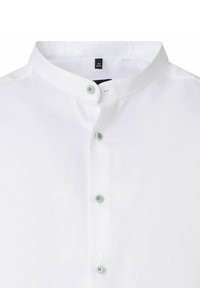 Weißes Hemd mit Stehkragen und hellblauen Knöpfen, Größenetikett zeigt 42 / 16½ an der Halsöffnung.