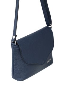 Borsa a tracolla in pelle blu navy con finitura testurizzata, chiusura a patta curvata, accessori in argento e tracolla regolabile.