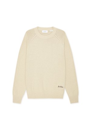 Beżowy sweter z dzianiny z okrągłym dekoltem, ściągaczami na rękawach i dole, z subtelnym haftem logo po lewej stronie u dołu.